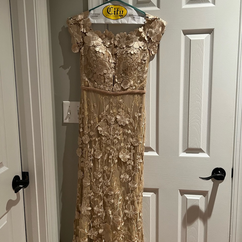 Elegant Floral Off-Shoulder Dress - Picture 2 of 3